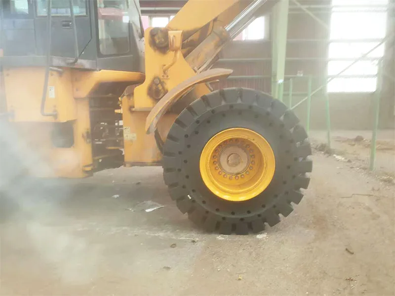 Fabryka szkła w Brazylii używa opon pełnych 23,5-25 Fabryka szkła w Brazylii używa opon pełnych 23,5-25